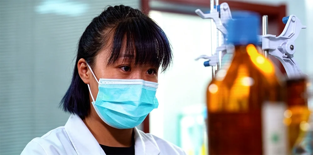 贵义炭素化验室技术人员进行活性炭检测